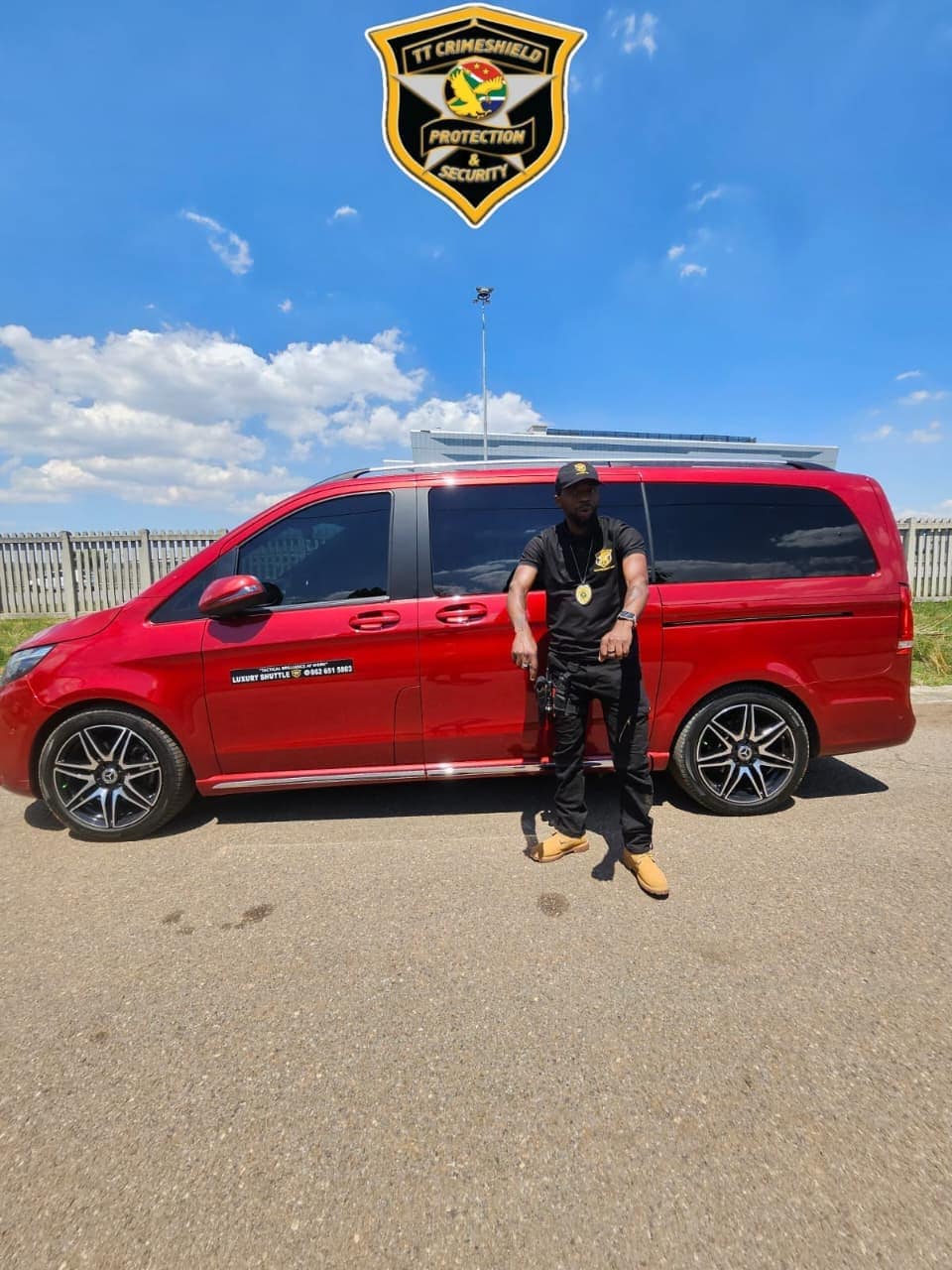 K9 unit and handler with the V-Class at an open-ground deployment