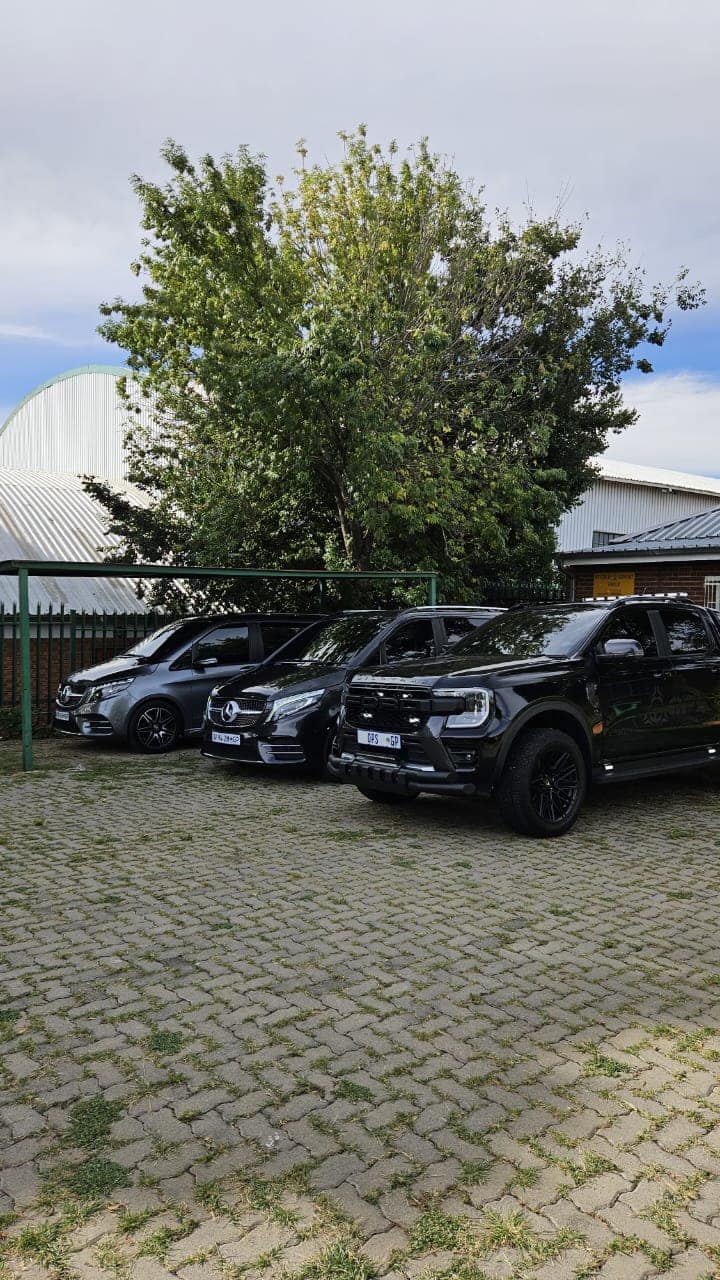 Escort SUVs lined up at a venue